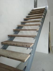 Установка черновых ступеней на сварной каркас лестницы